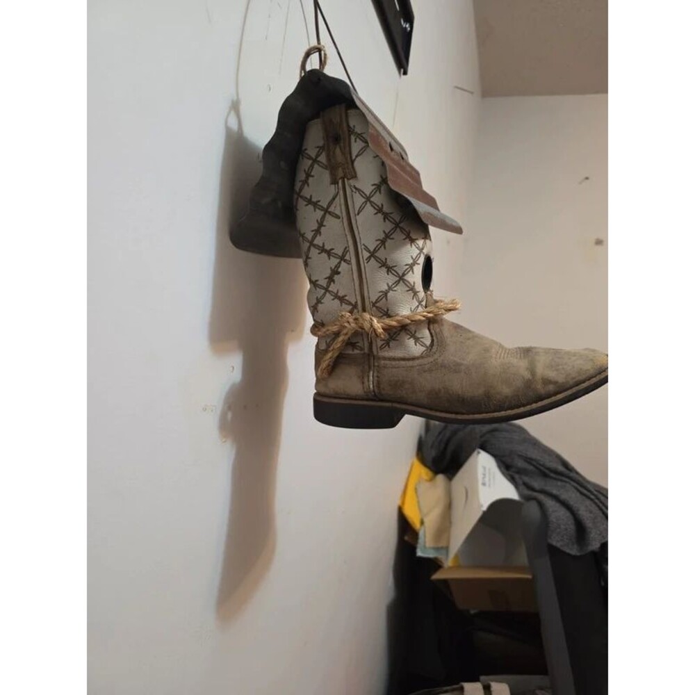 Boot Birdhouse - Picture 2 of 4